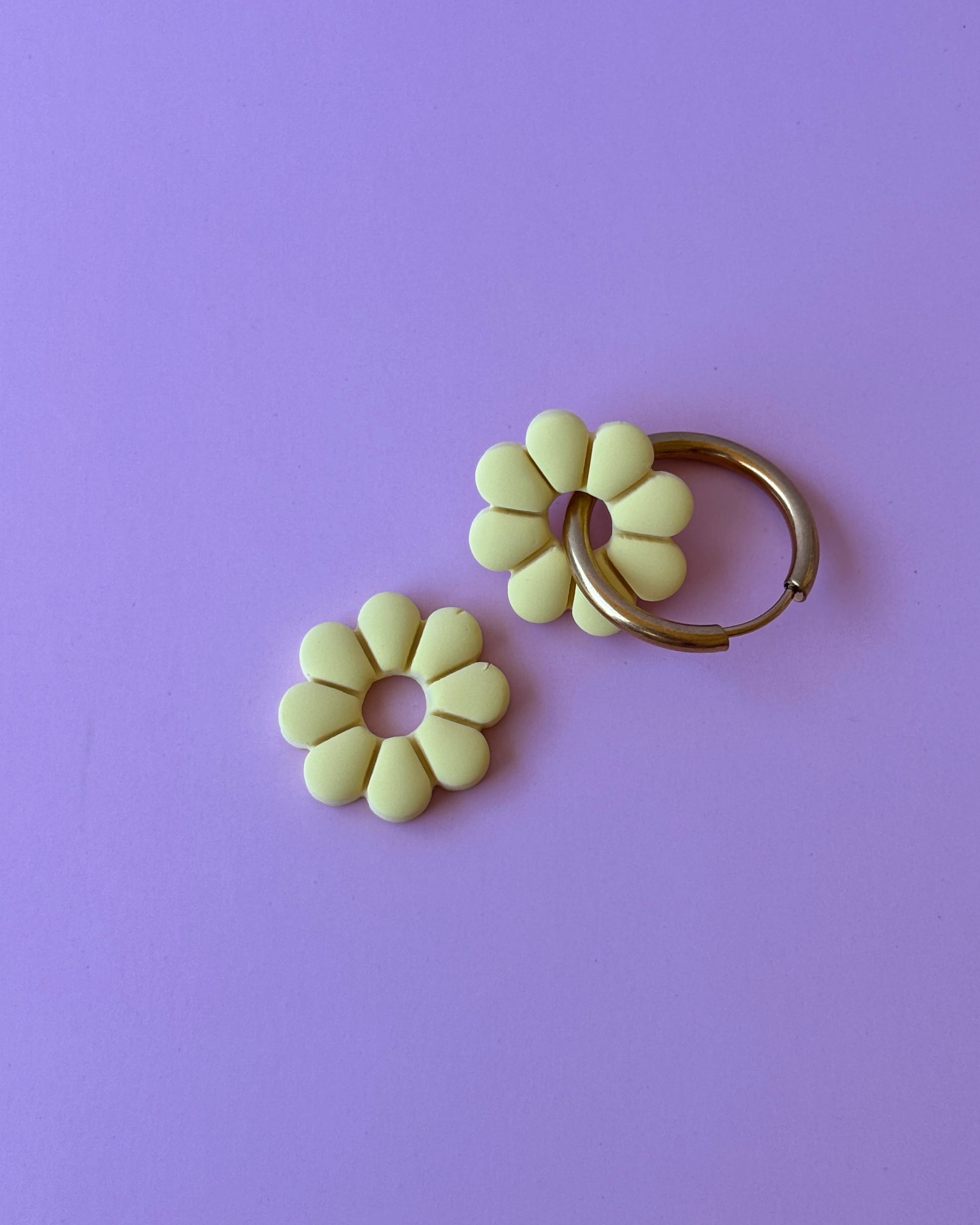 Charms flor 4 amarillo pastel