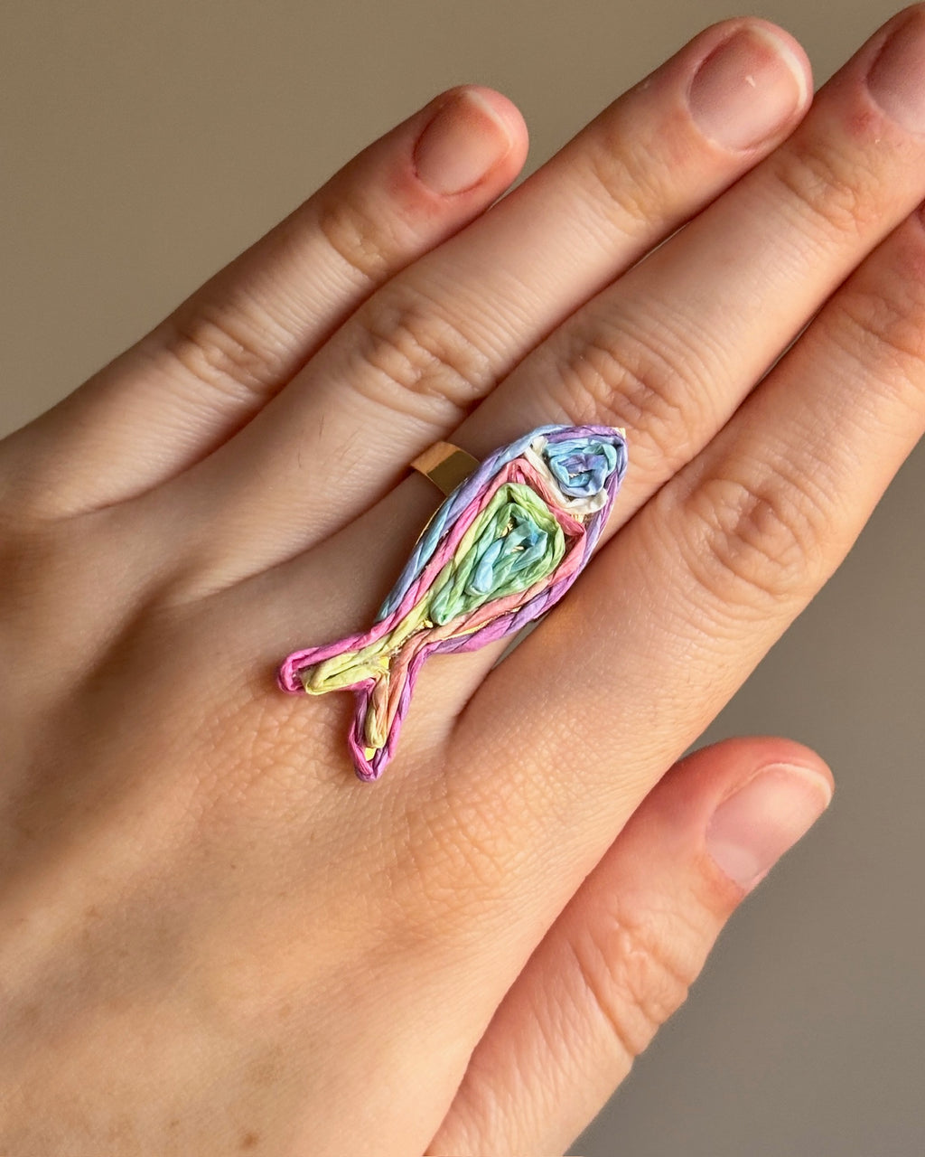 Anillo Pez rafia