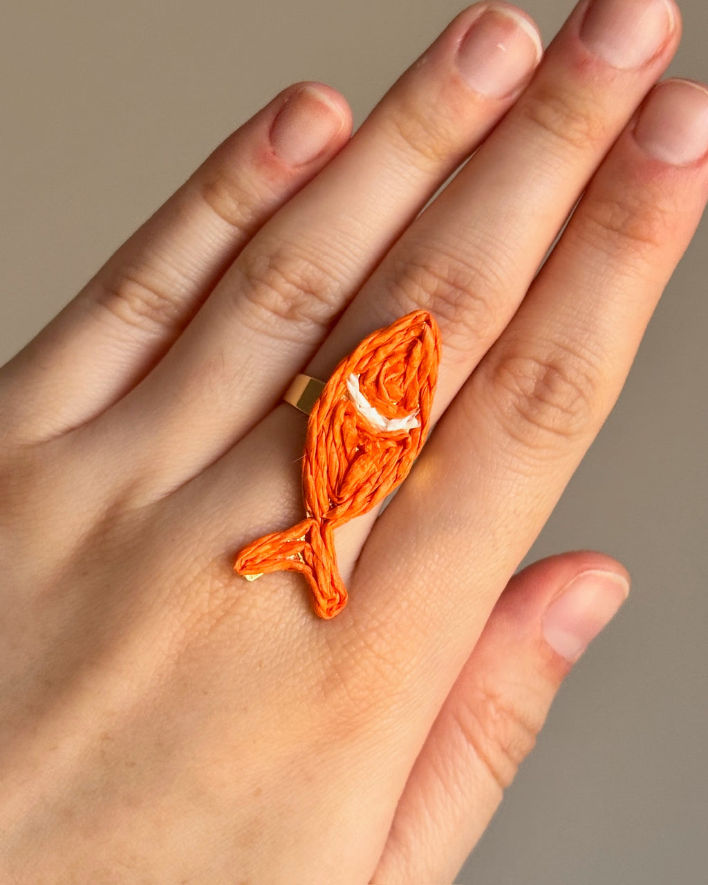 Anillo Pez rafia