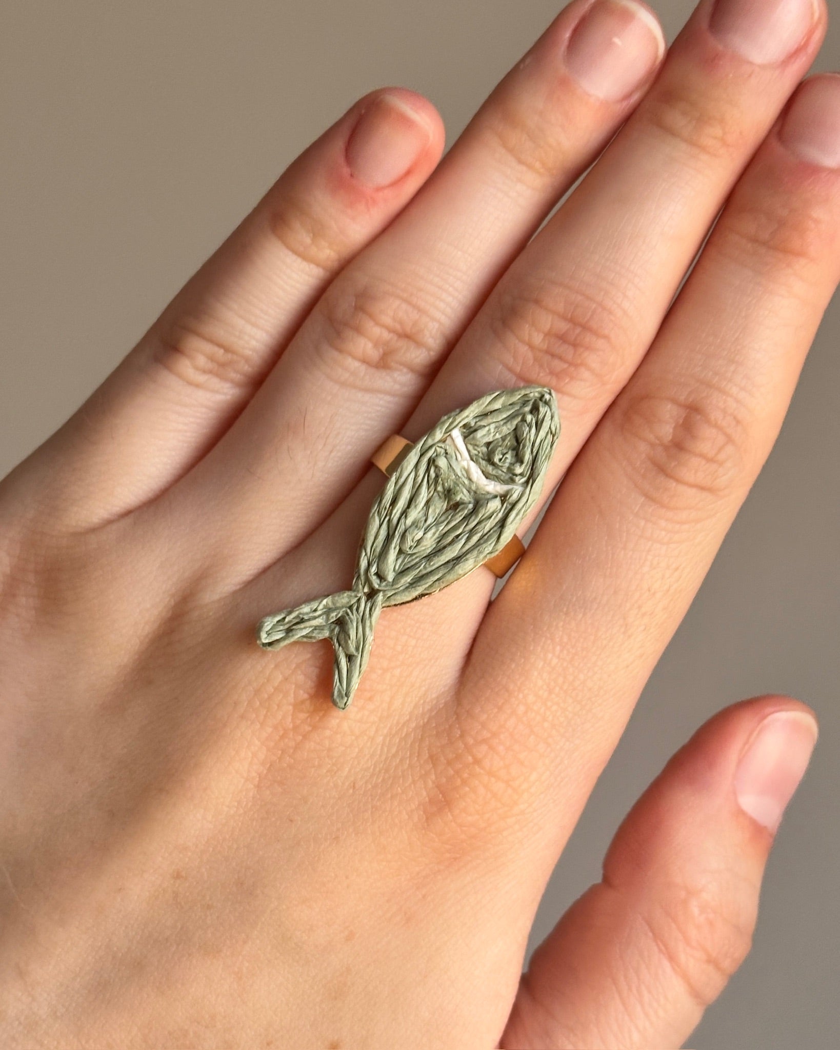 Anillo Pez rafia