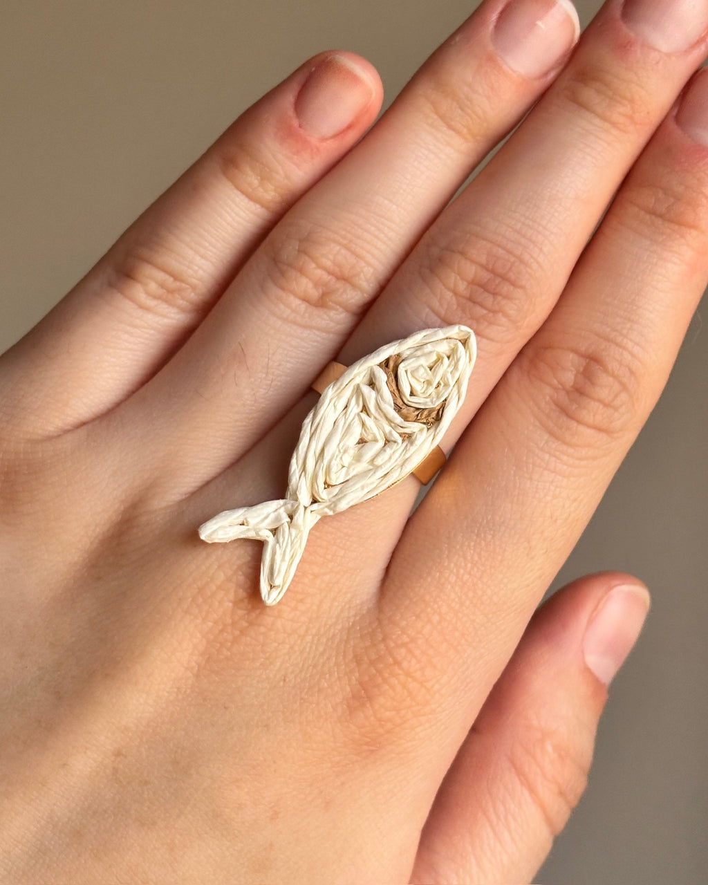 Anillo Pez rafia